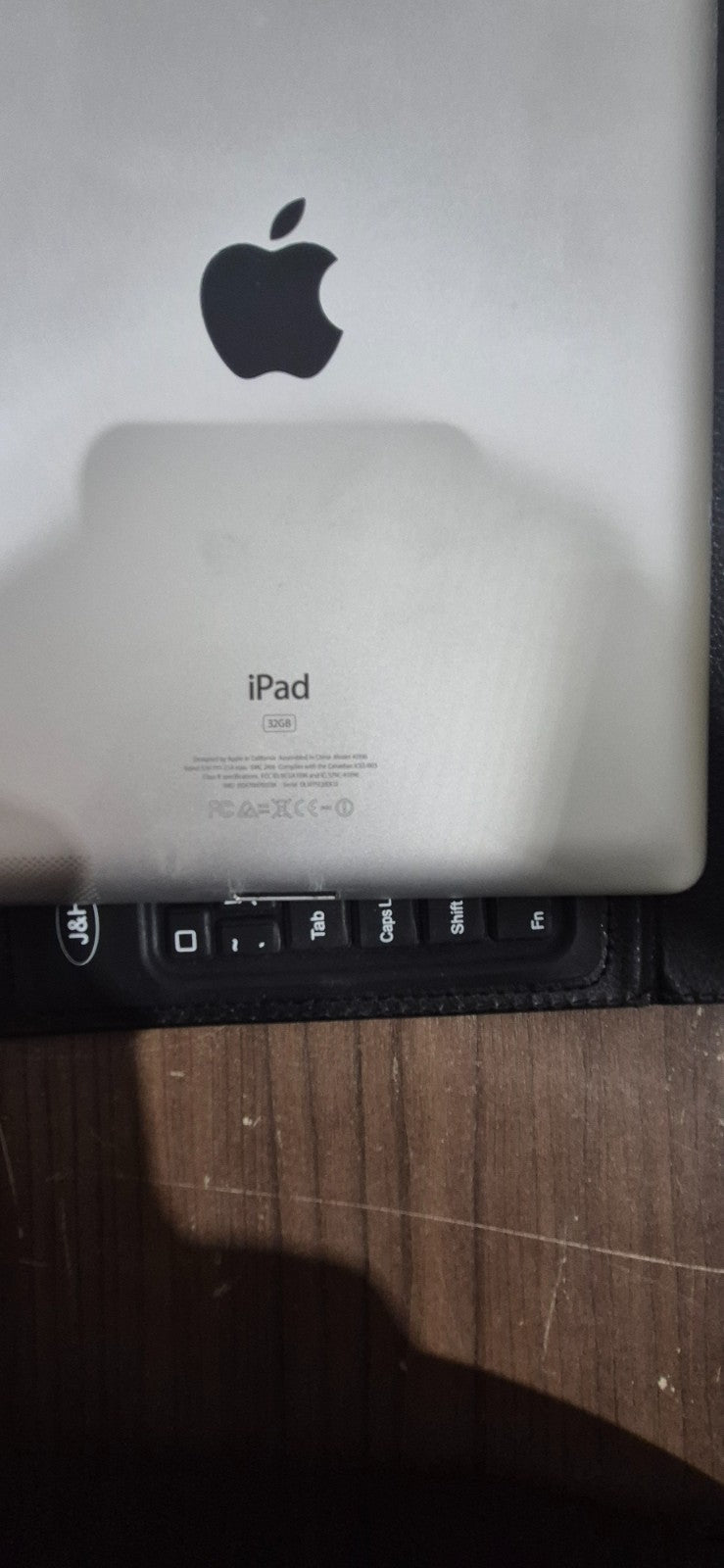 Apple iPad 2nd Gen Wi-Fi 3G 64 GB Black Model - A1396 with Bluetooth Keyboard