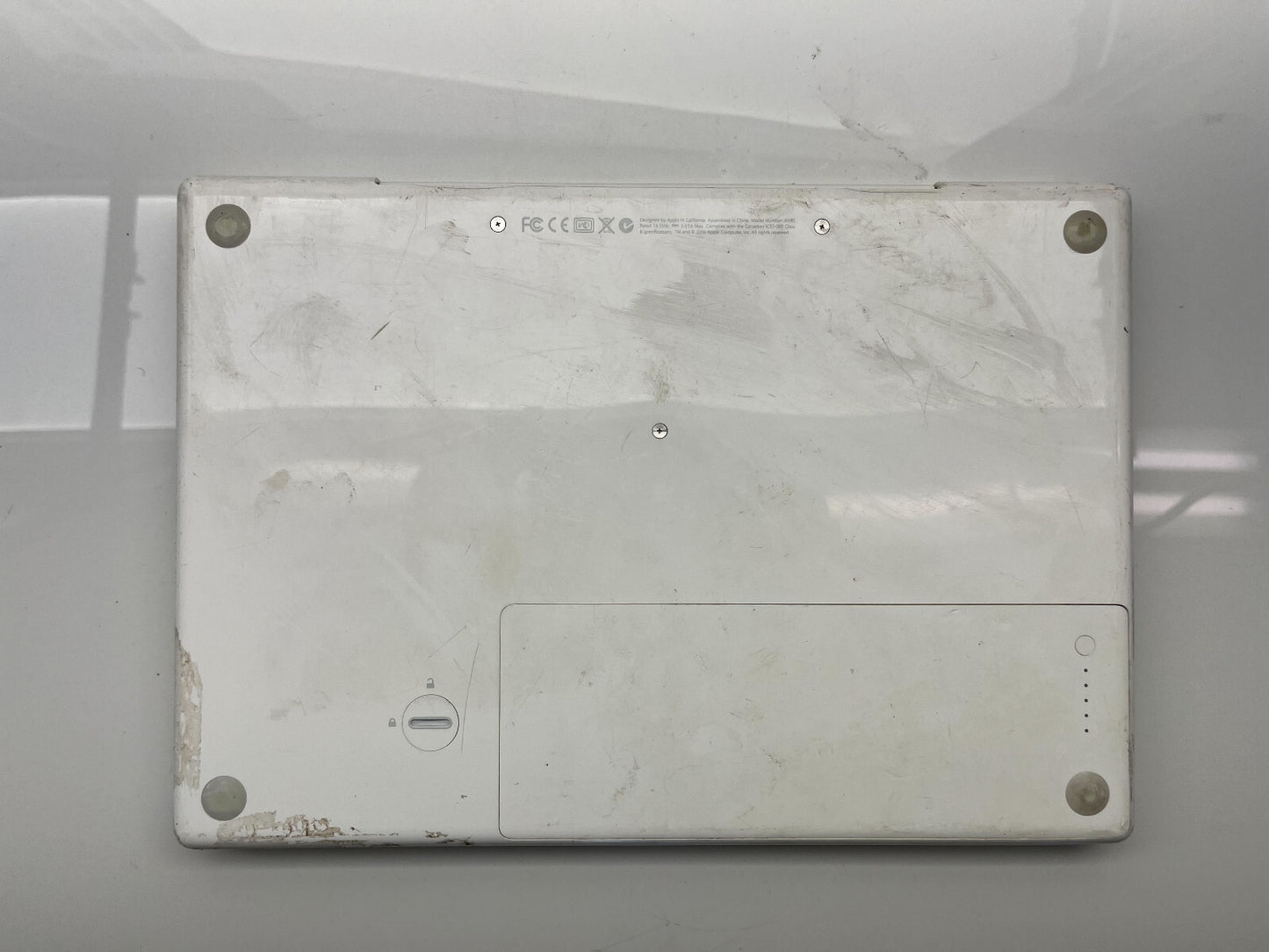 Apple Macbook A1811 White 2006 FOR PARTS