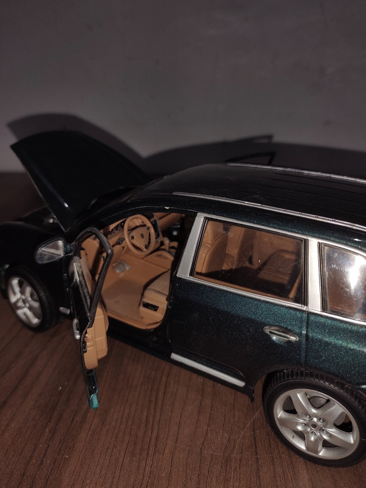 Maisto 1:18 Scale Porsche Cayenne Turbo Dark Green - Special Edition