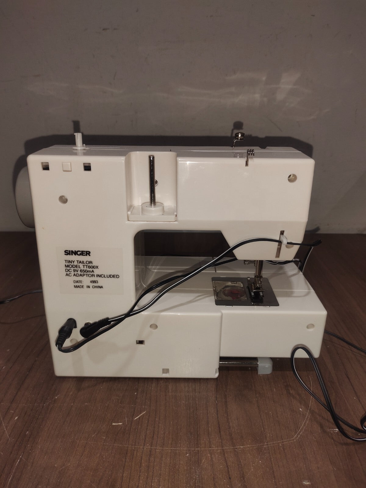 Vintage Singer Tiny Tailor Mending Machine - TT600X