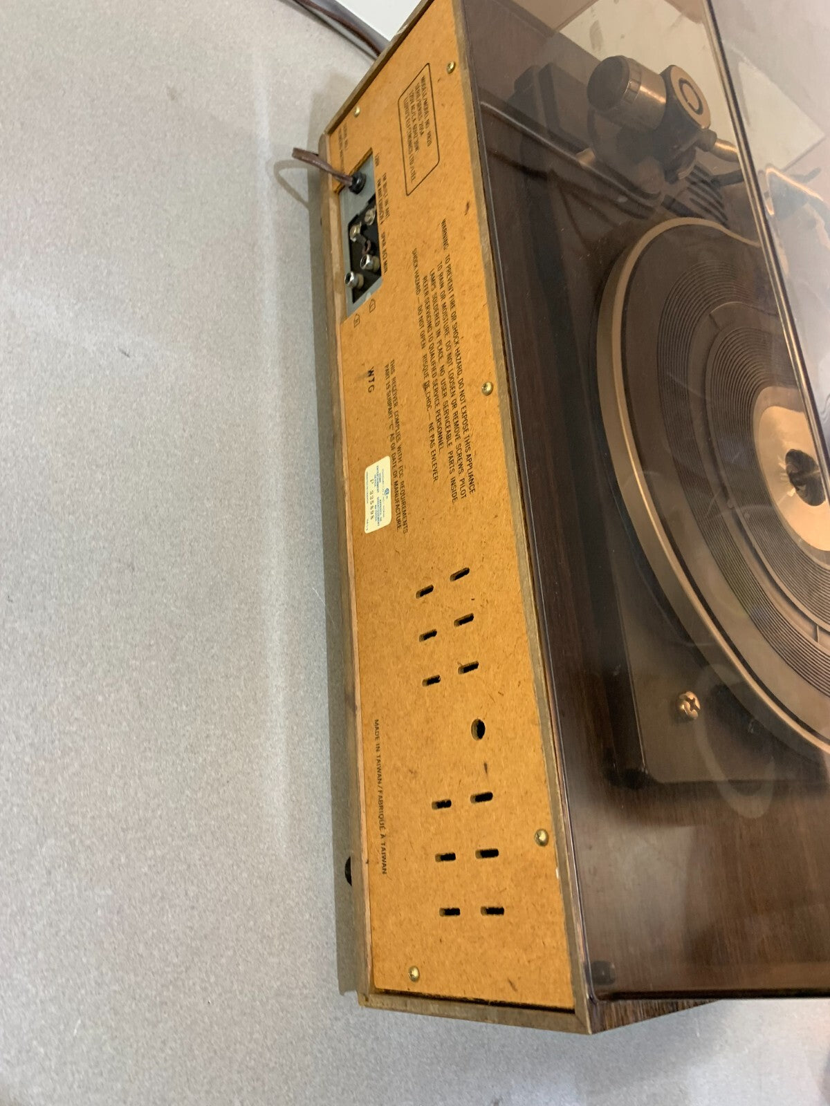 Vintage Lloyd's AM/FM Stereo Turntable & Cassette player Model R820
