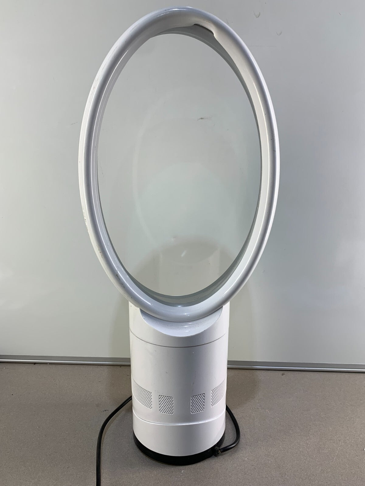 Bladeless Fan 12" AM05 White Voltage: AC100V Table Fan