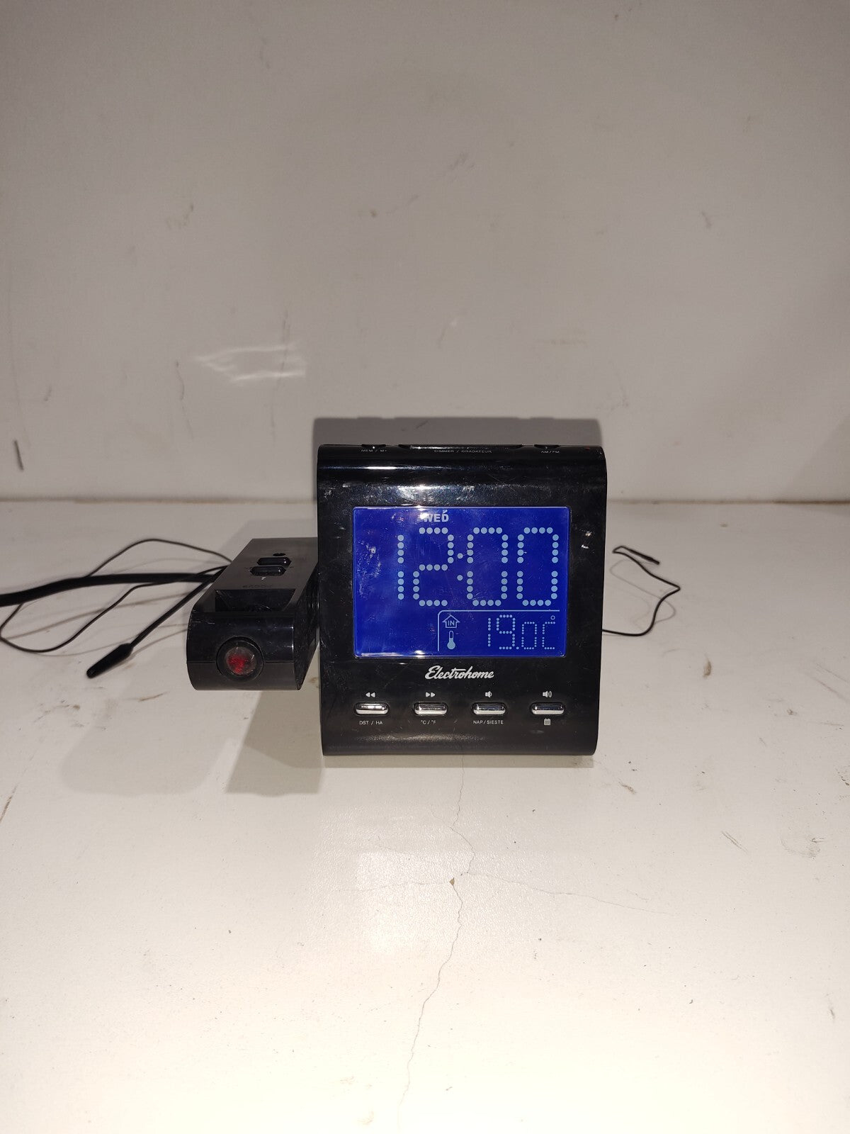 Electrohome Eaac601 Projection Alarm Clock With Am/fm Radio Battery Backup