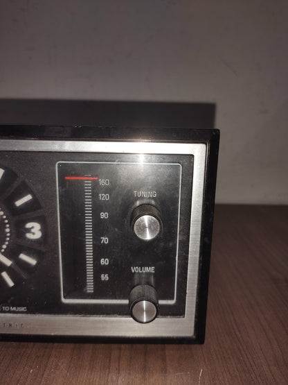 Vintage General Electric GE Clock AM Radio Model 7-4725 Beige 1960s