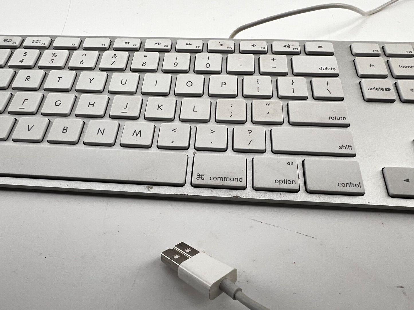 Apple A1243 - Wired Mac QWERTY - USB Keyboard w/ Numeric Keypad