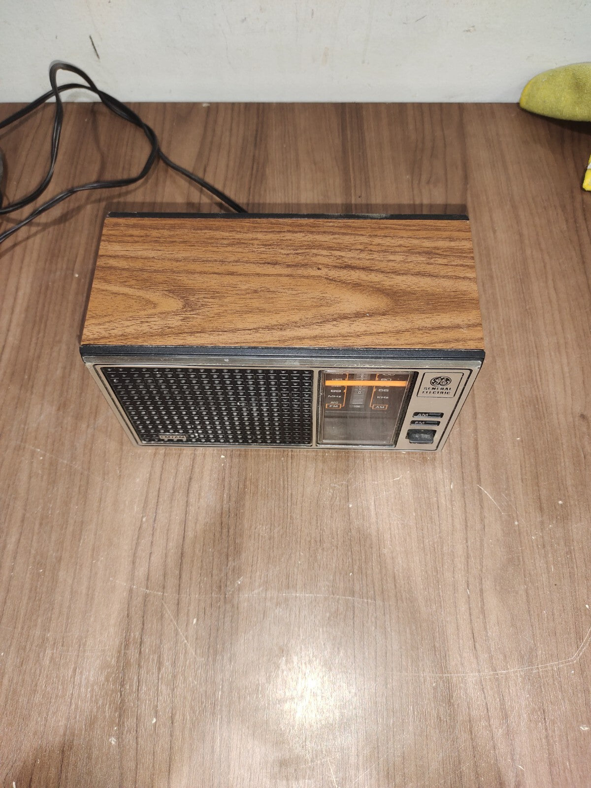 Vintage GENERAL ELECTRIC AM/FM Radio Model NO 7-4115B