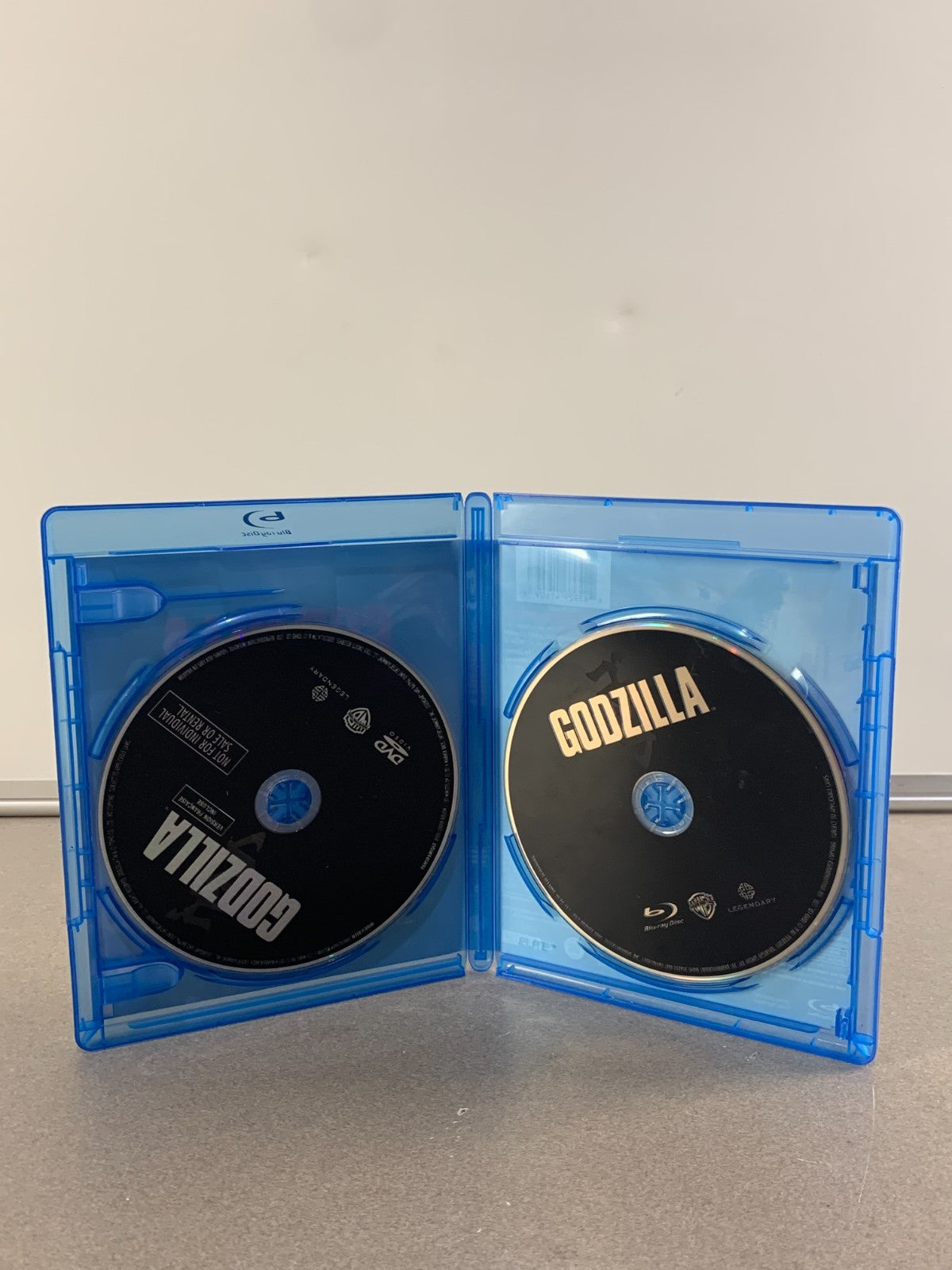 Godzilla (Blu-ray/DVD, 2014,2-Disc Set) Like New Condition