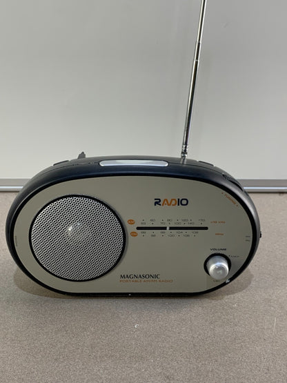 Vintage MAGNASONIC portable AM/FM Radio Model MCD300-4
