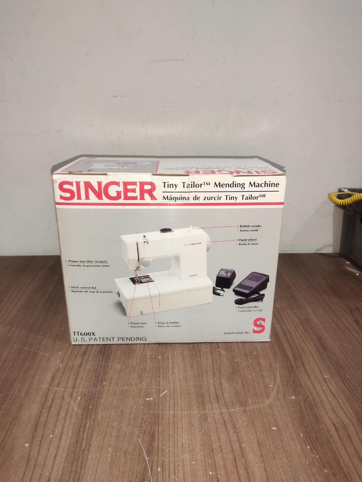 Vintage Singer Tiny Tailor Mending Machine - TT600X
