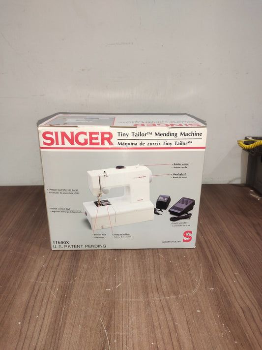 Vintage Singer Tiny Tailor Mending Machine - TT600X