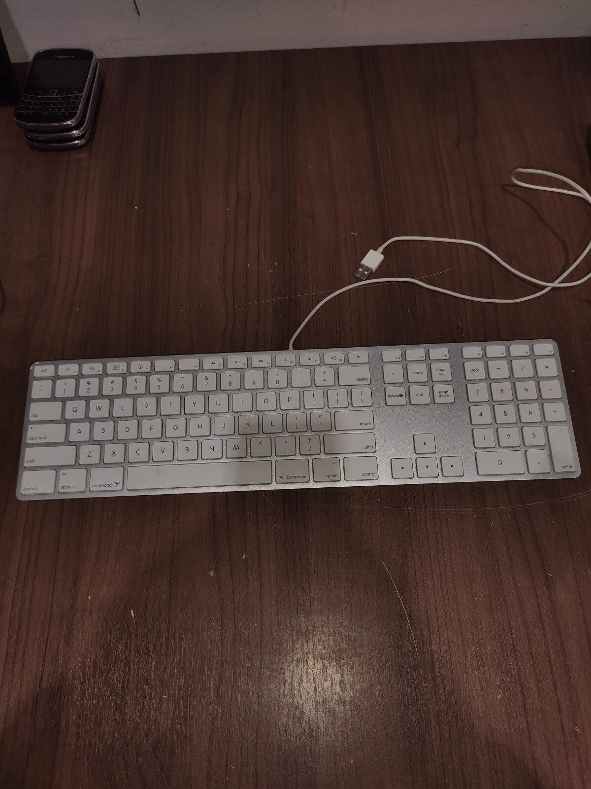 Apple A1243 Ultrathin Slim Wired Aluminum Keyboard 2x USB ports