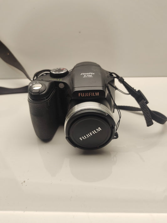 Fujifilm FinePix S Series S700 7.1MP Digital Camera Bundle Tested Works Manual