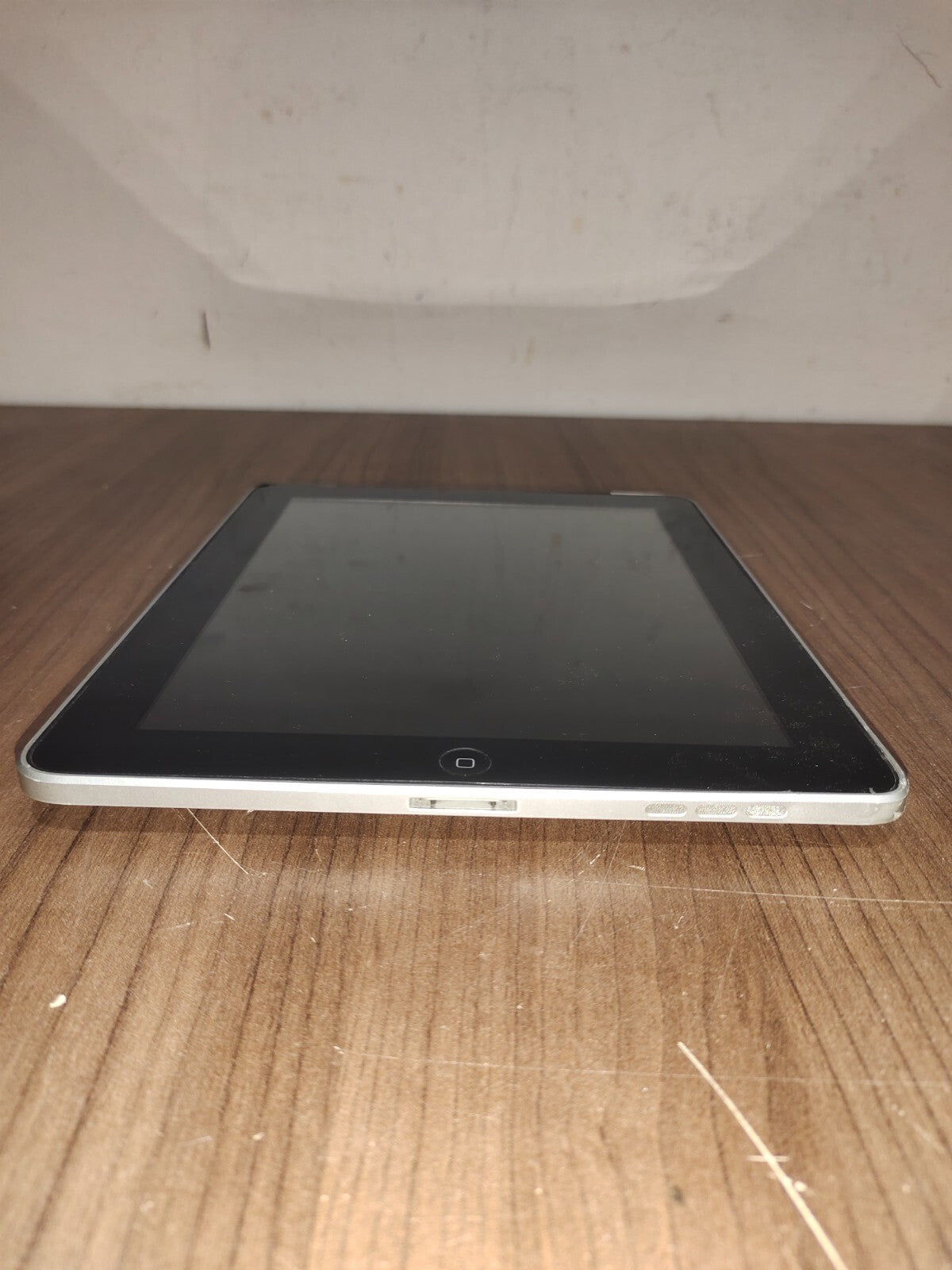 Apple iPad 1 Model A1337 64GB-Silver-9.7" Screen