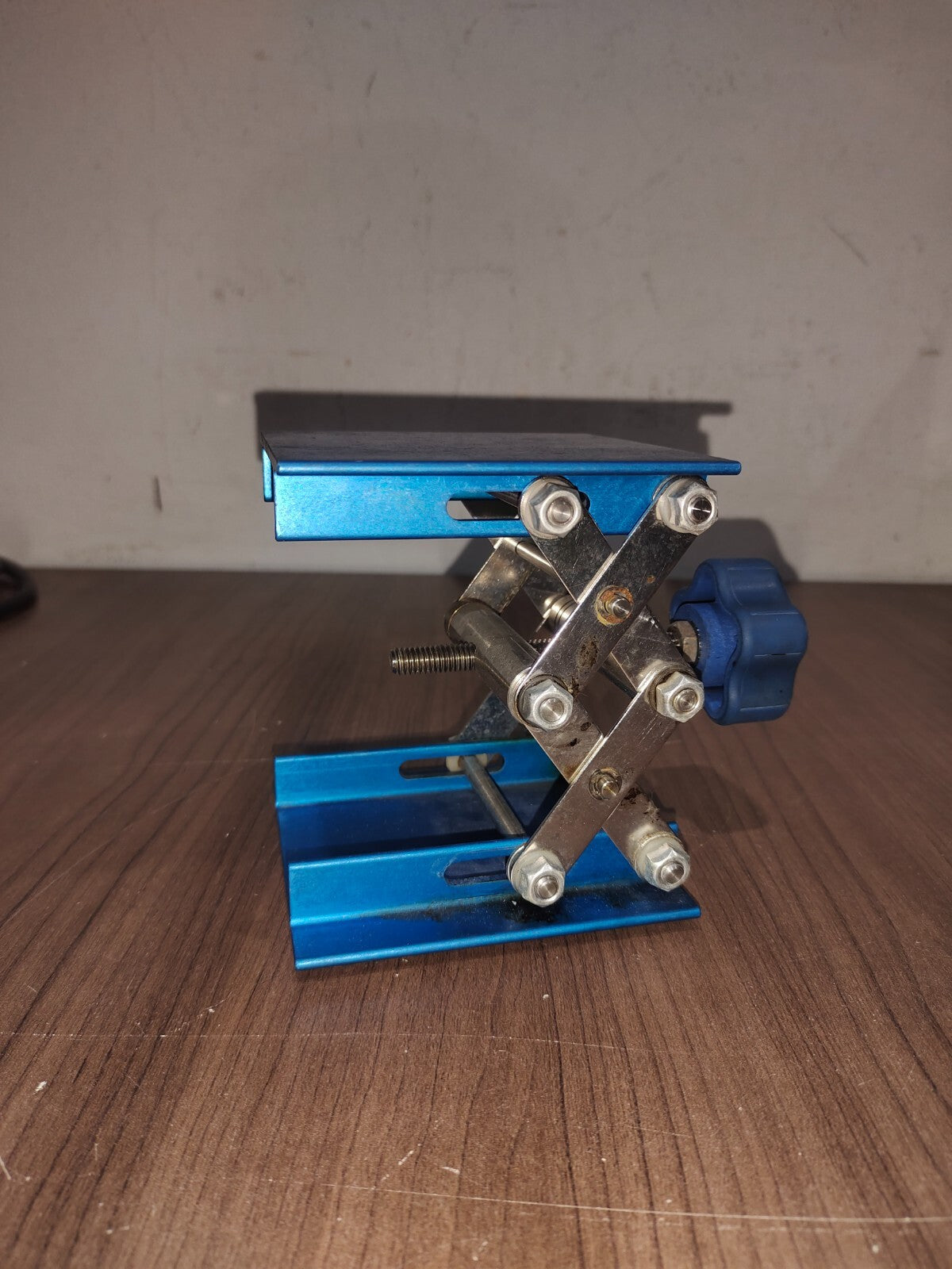 VWR 6" x 6" Aluminum Lab Jack