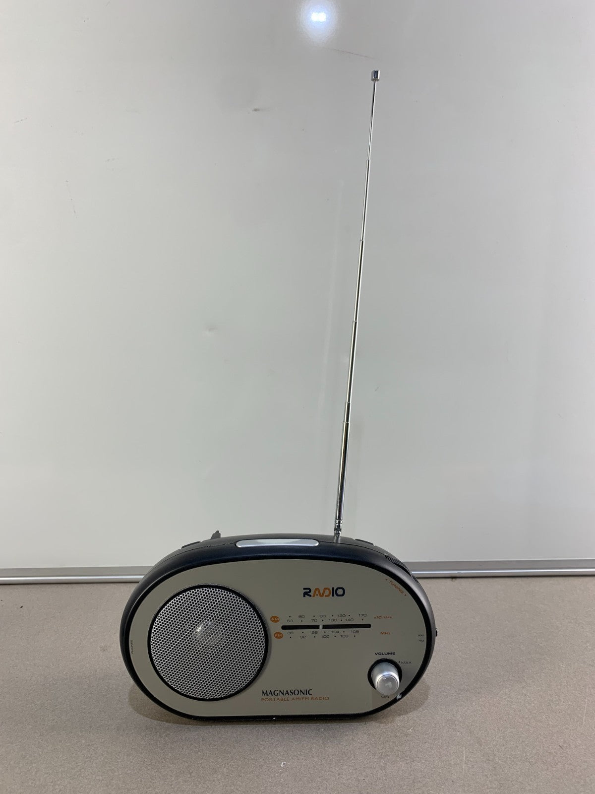 Vintage MAGNASONIC portable AM/FM Radio Model MCD300-4