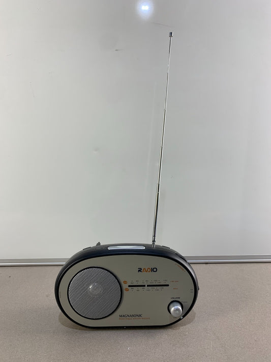 Vintage MAGNASONIC portable AM/FM Radio Model MCD300-4