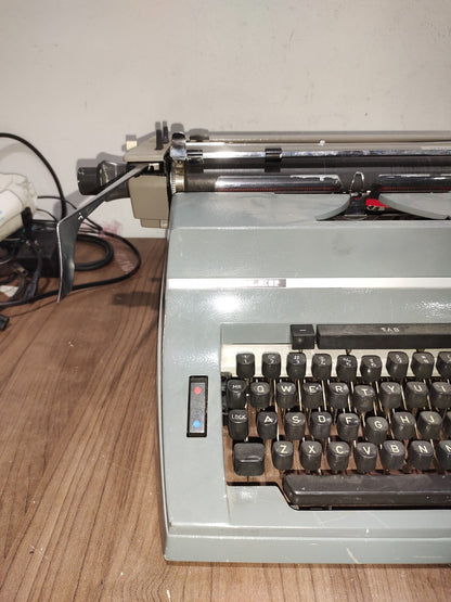 ADLER - UNIVERSAL 200  - TYPEWRITER - MADE IN GERMANY