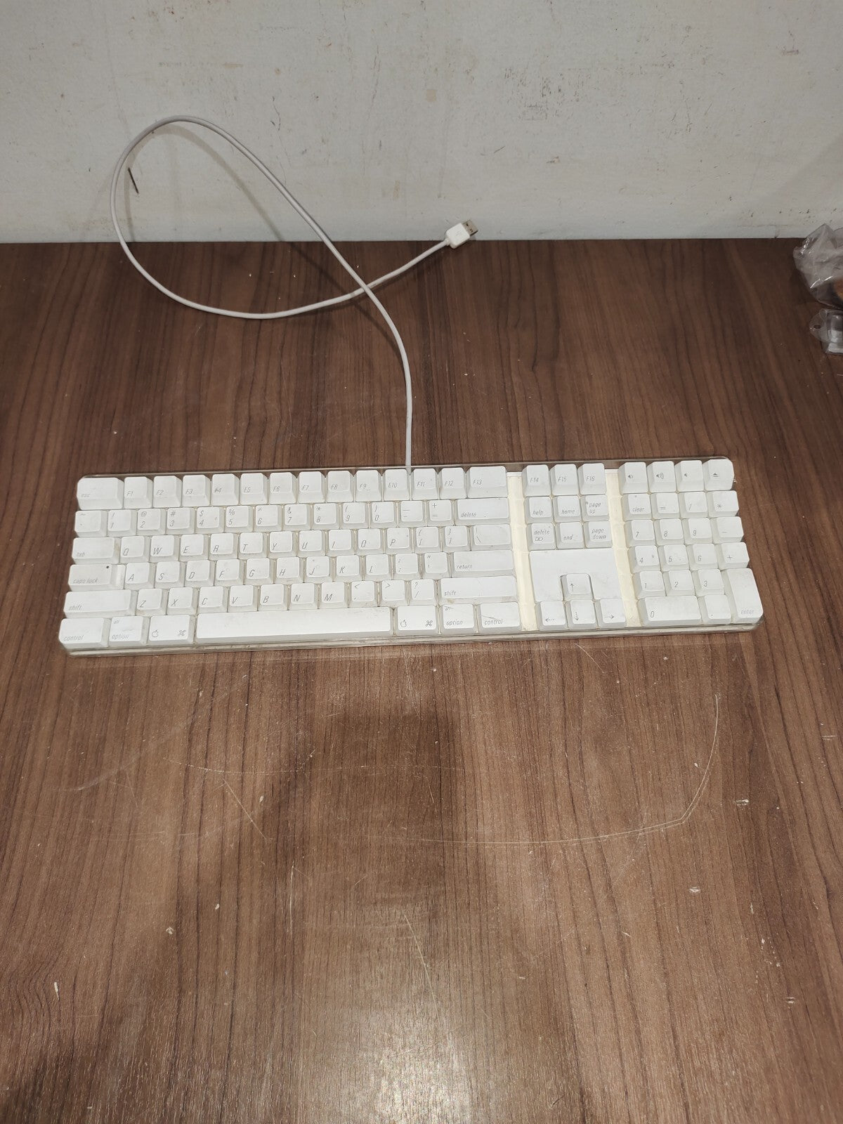Apple A1048 English wired full size USB keyboard
