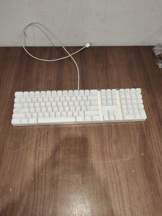 Apple A1048 English wired full size USB keyboard