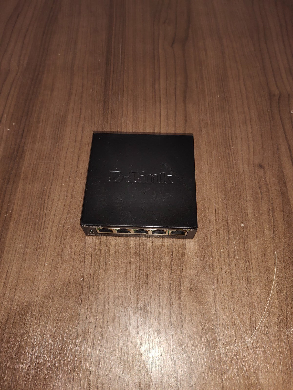D-Link DGS-105 5-Port Gigabit Ethernet Switch - 2