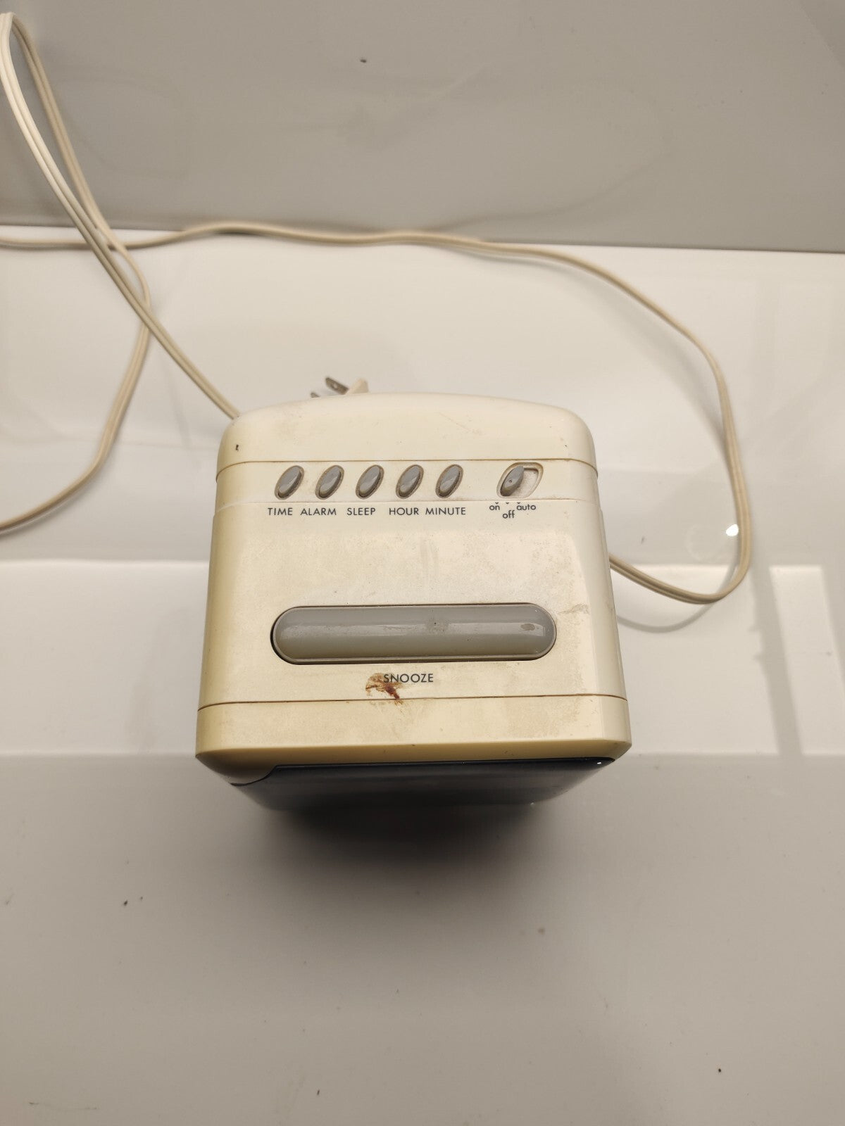 Vintage Lloyd's FM/AM Radio Alarm Clock Yellow Plastic Cube CR Works Great J303