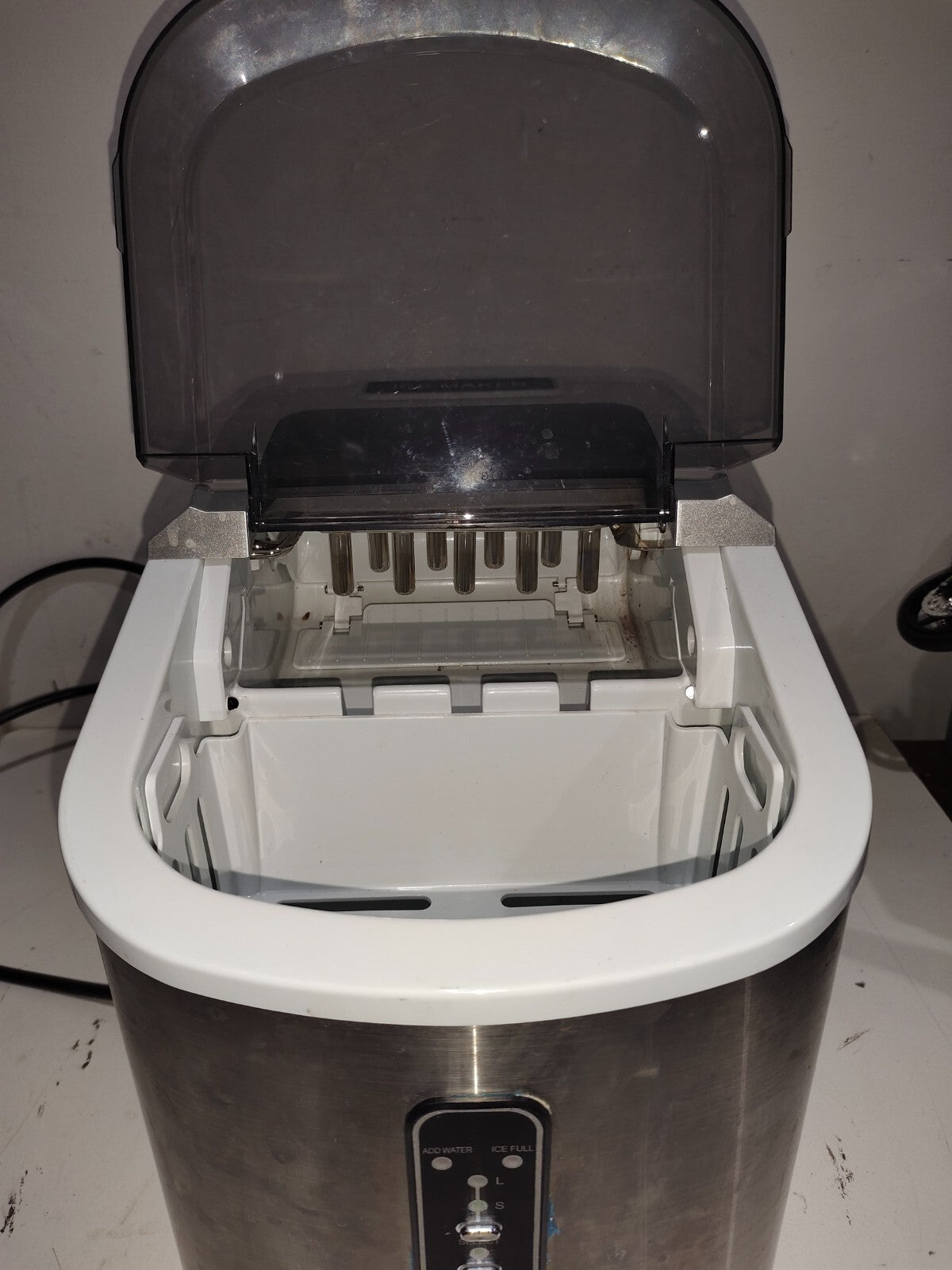 Frigidaire EFIC103-AMZ-SC Counter Top Maker with Over-Sized Ice Bucket