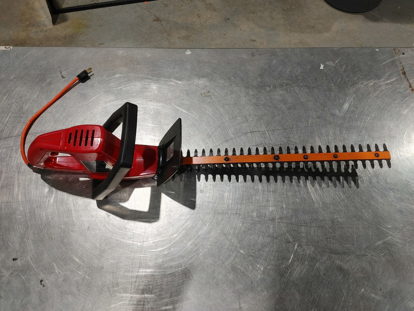 GOOD CONDITION Craftsman bushwacker 22inch Double-edged hedge trimmer Red/Black