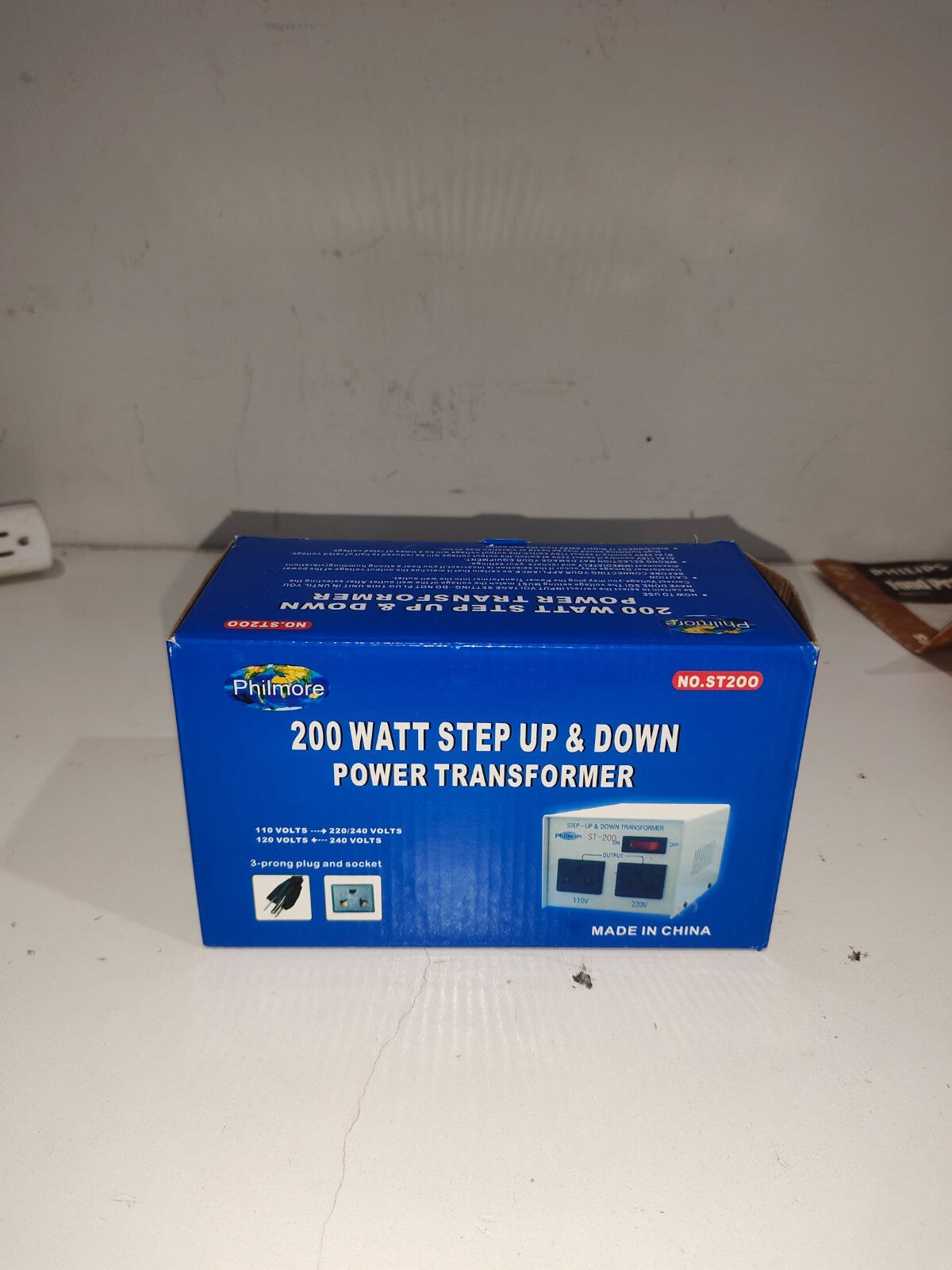 Philmore ST200 200 watt 110/220V Step Up Step Down Transformer