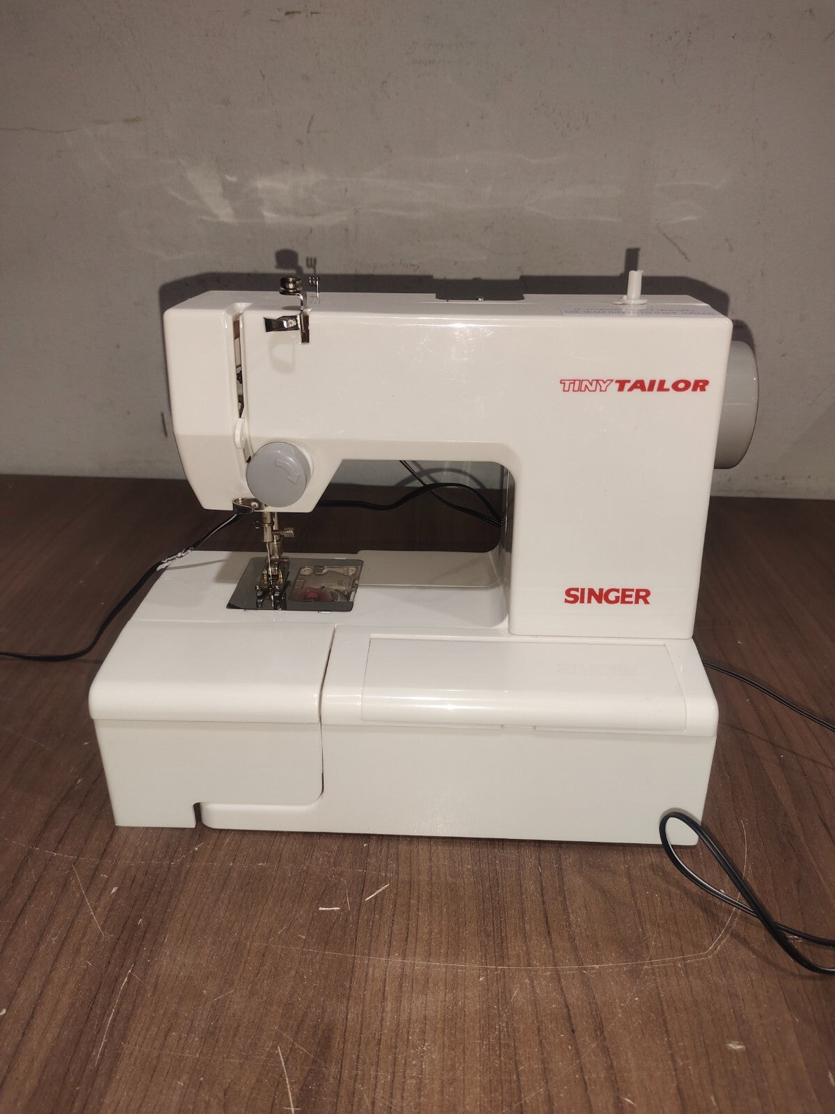 Vintage Singer Tiny Tailor Mending Machine - TT600X