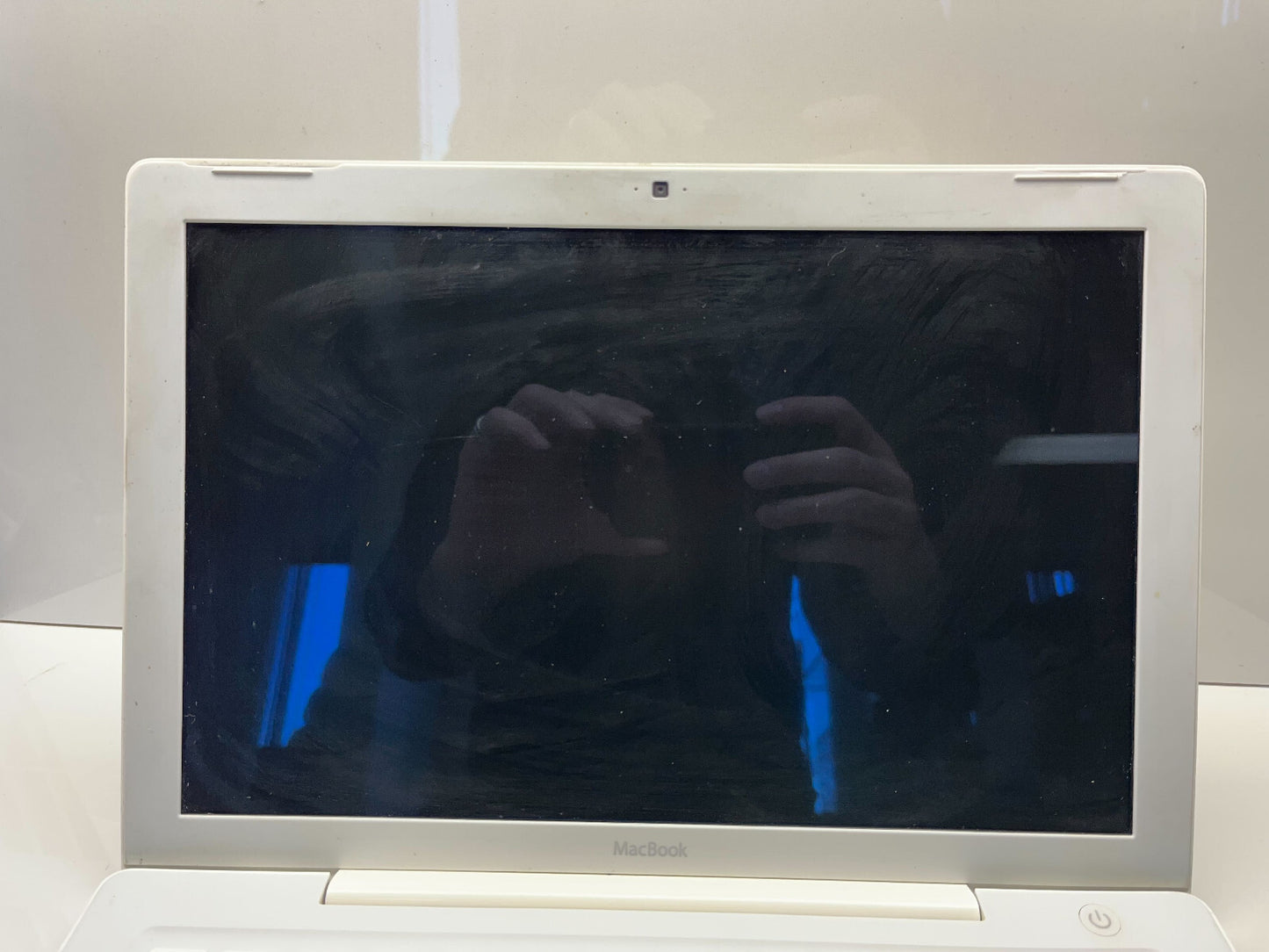 Apple Macbook A1811 White 2006 FOR PARTS