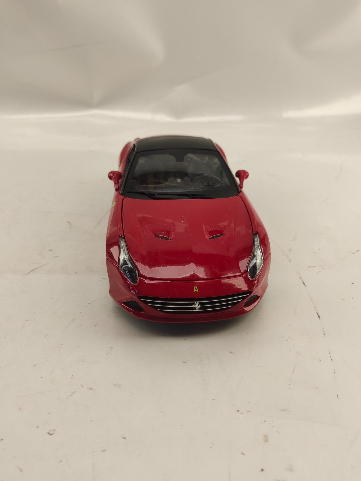 Maisto - Ferrari California T Closed Top Red  1:18 Opening Hood, Doors & Trunk