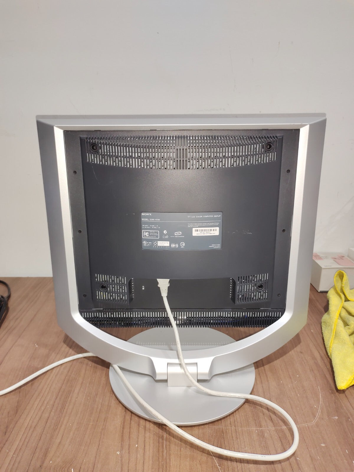 Sony SDM-HS93 LCD Computer Monitor - 19 inch Monitor VGA