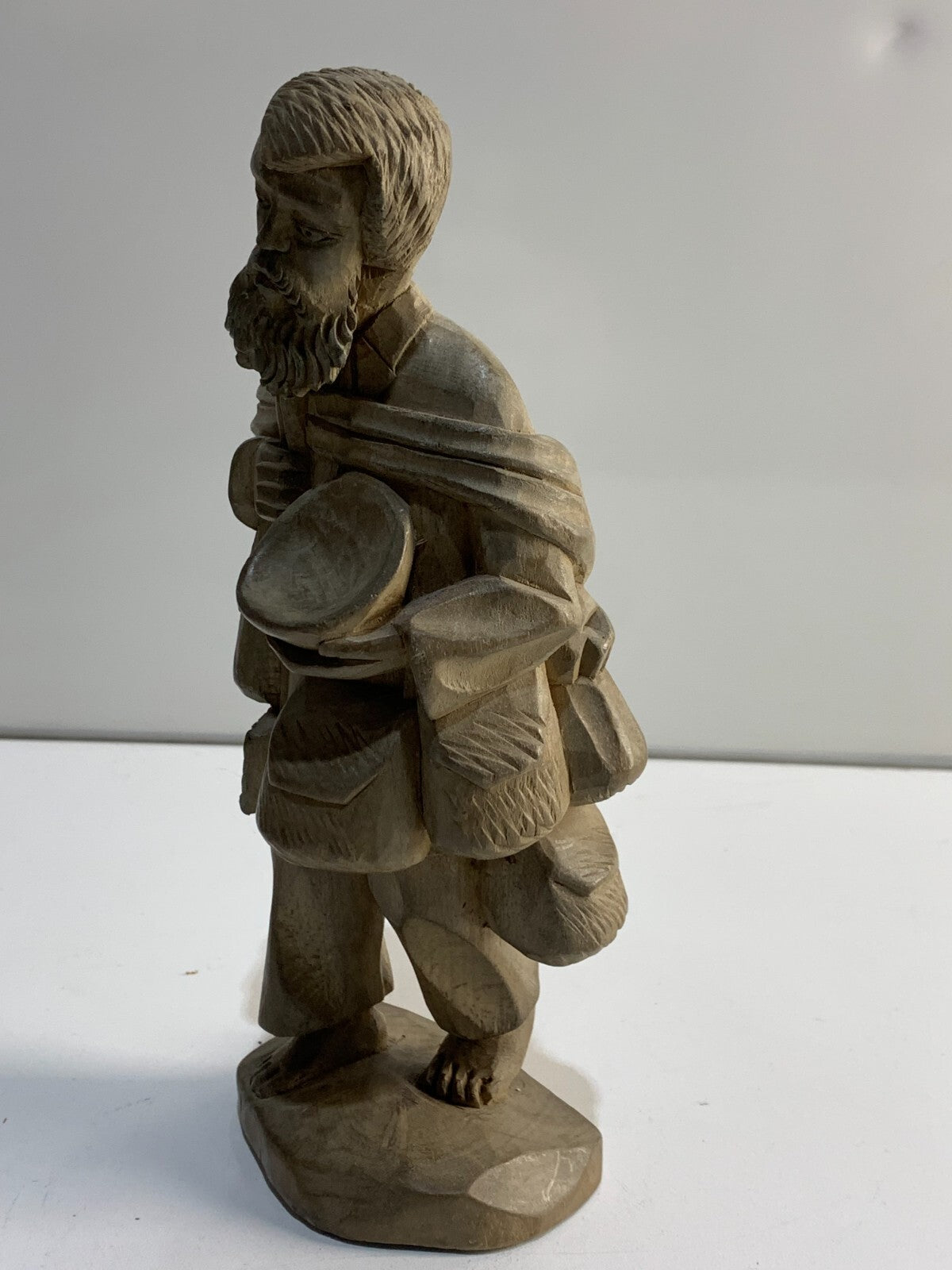VINTAGE UNBRANDED HAND CARVED FOLK ART LIGHT WOOD CARVING OLD MAN