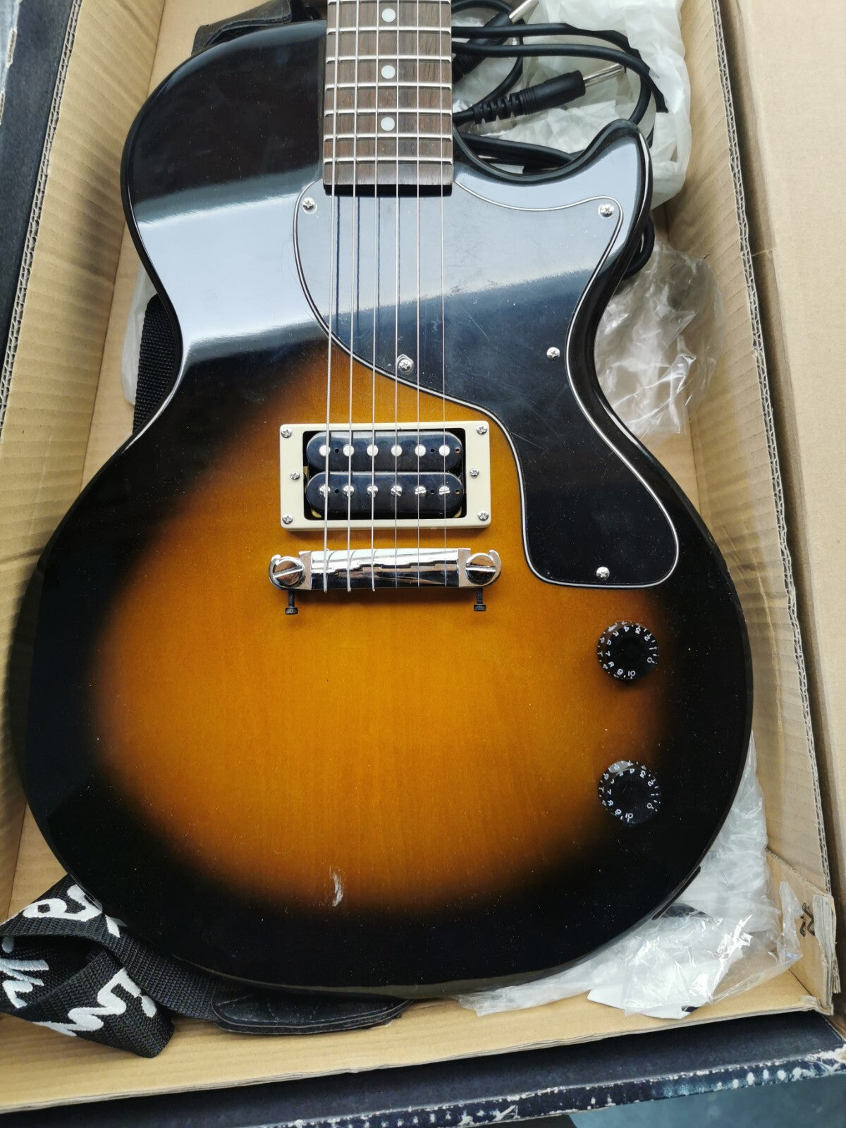 Authentic Guitar Epiphone Les Paul Junior