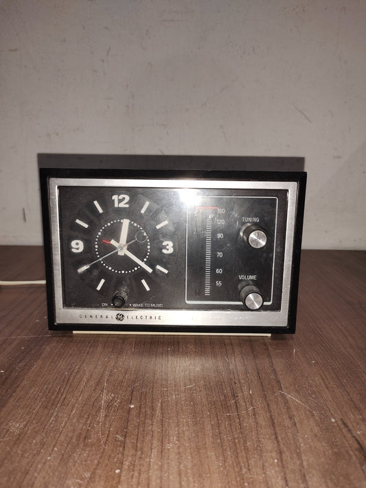 Vintage General Electric GE Clock AM Radio Model 7-4725 Beige 1960s