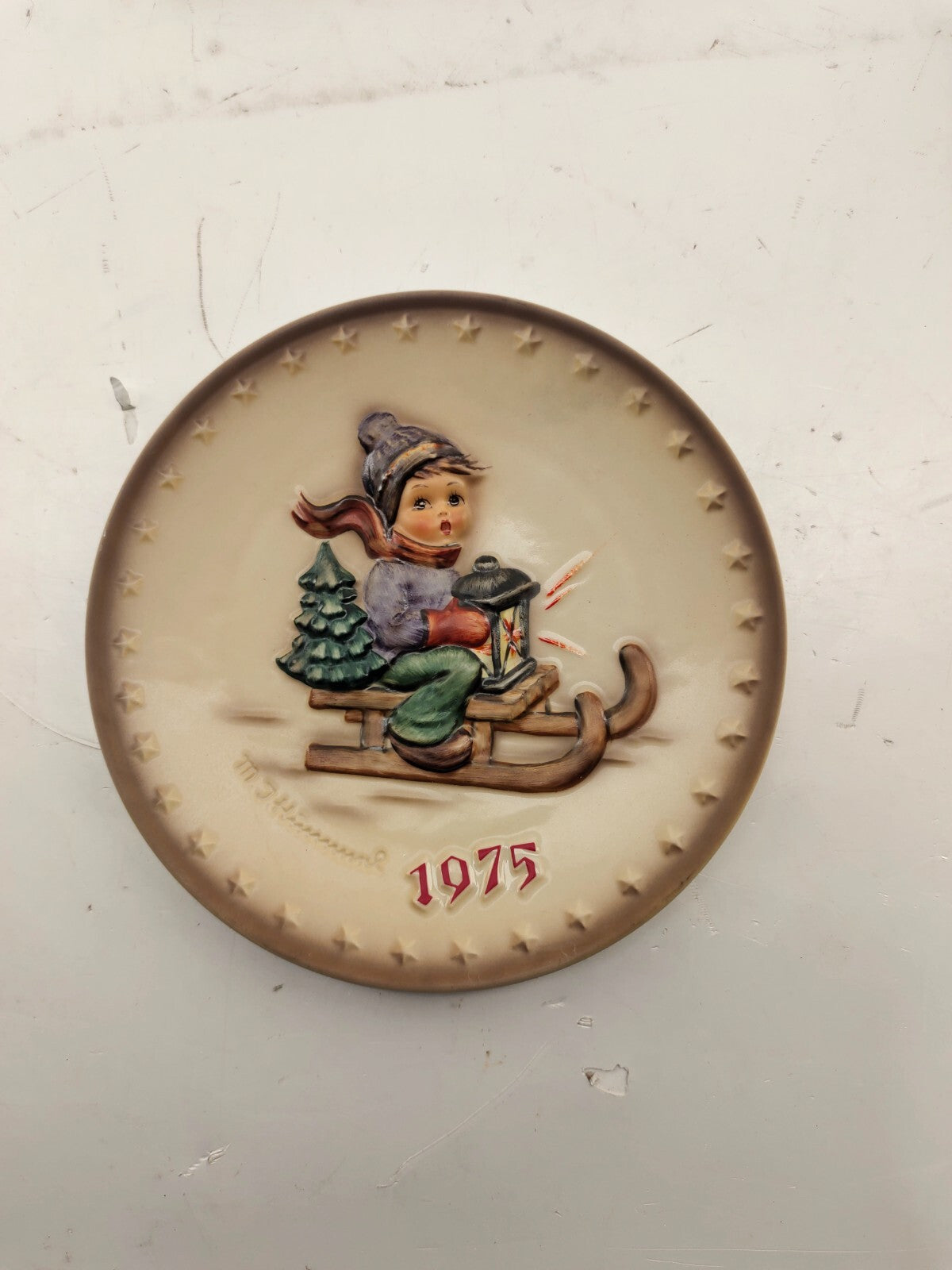 Goebel Hummel RIDE INTO CHRISTMAS (1975) Annual Plate Bas Relief