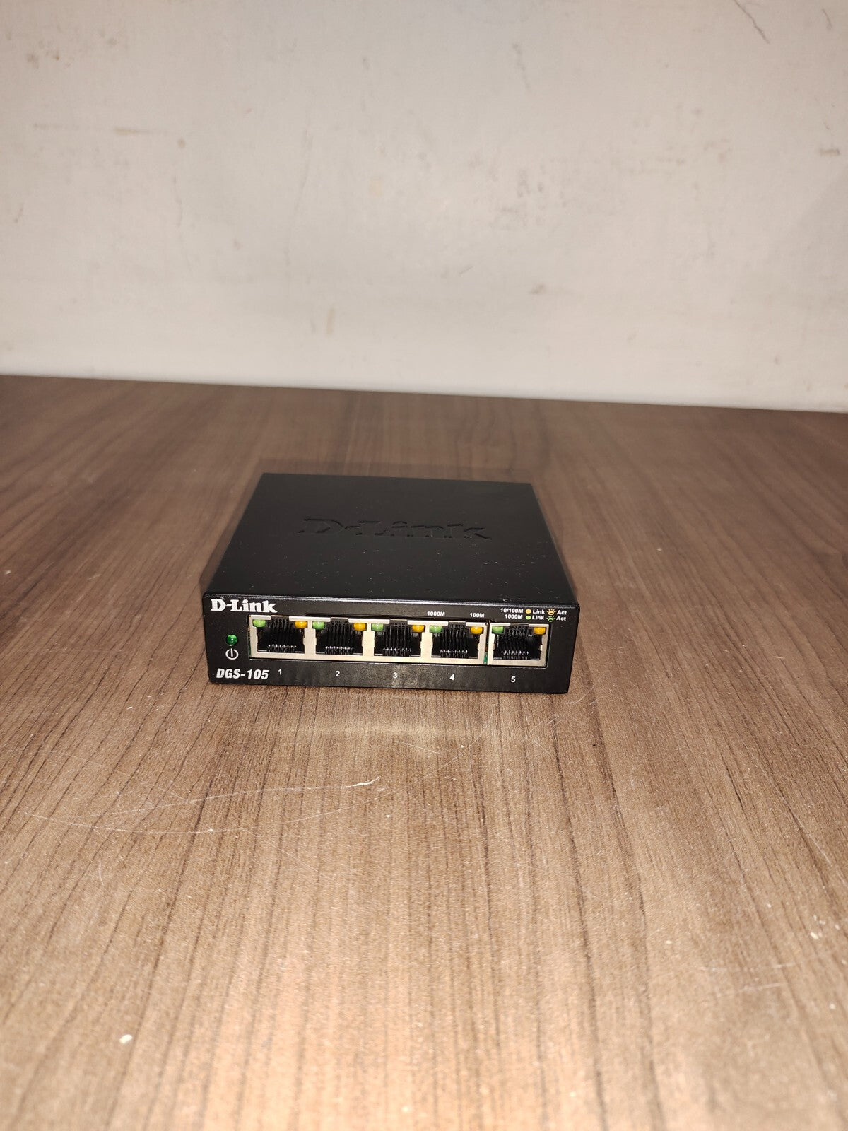 D-Link DGS-105 5-Port Gigabit Ethernet Switch - 1