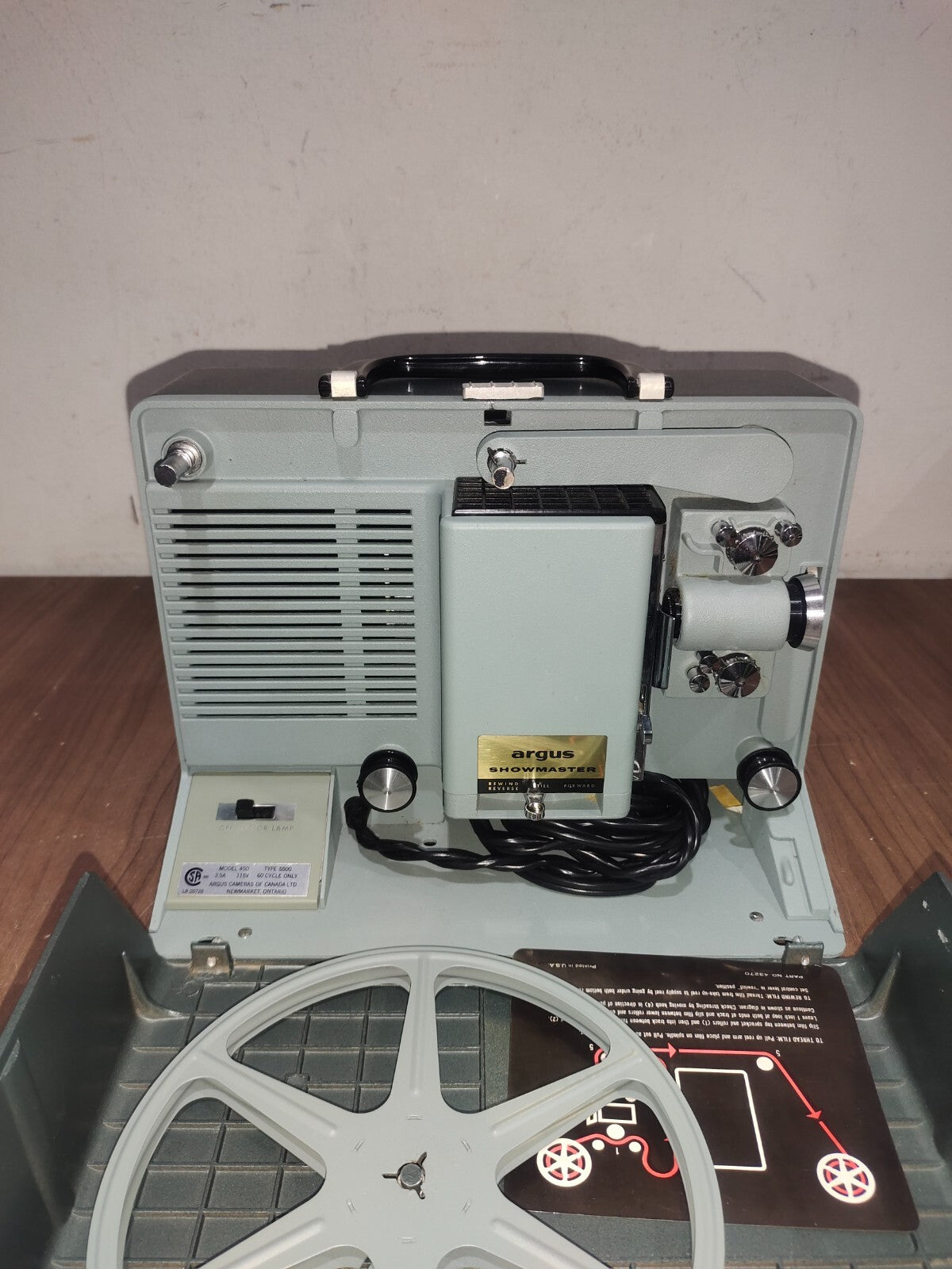 VINTAGE ARGUS SHOWMASTER 500-AZ MOVIE PROJECTOR