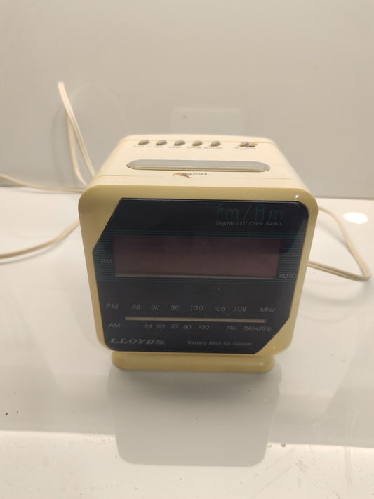 Vintage Lloyd's FM/AM Radio Alarm Clock Yellow Plastic Cube CR Works Great J303
