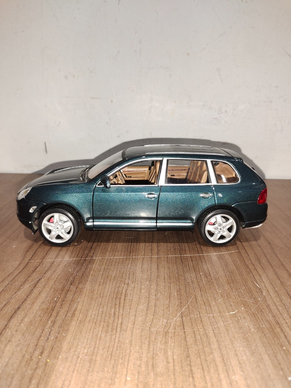 Maisto 1:18 Scale Porsche Cayenne Turbo Dark Green - Special Edition