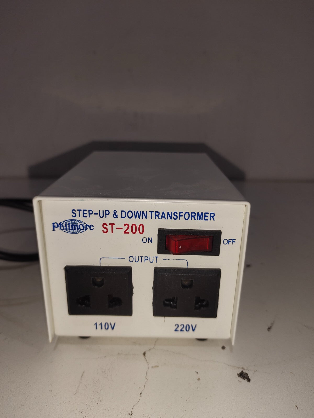 Philmore ST200 200 watt 110/220V Step Up Step Down Transformer