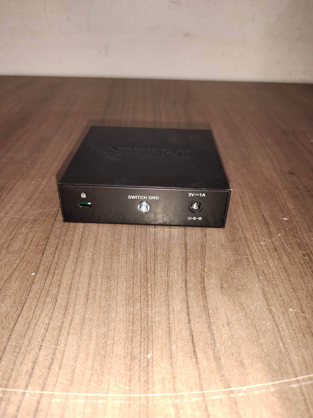D-Link DGS-105 5-Port Gigabit Ethernet Switch - 2