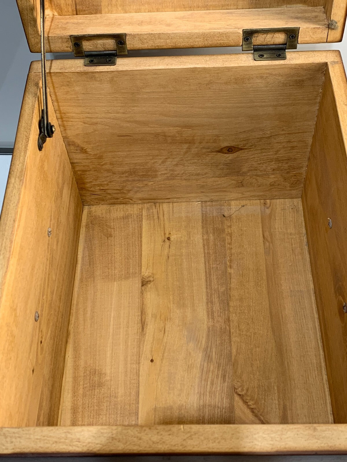 DUCKS UNLIMITED CANADA, HIGH FLYER CLUB Wooden box