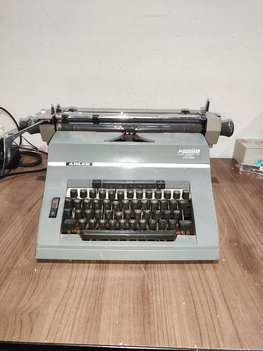 ADLER - UNIVERSAL 200  - TYPEWRITER - MADE IN GERMANY