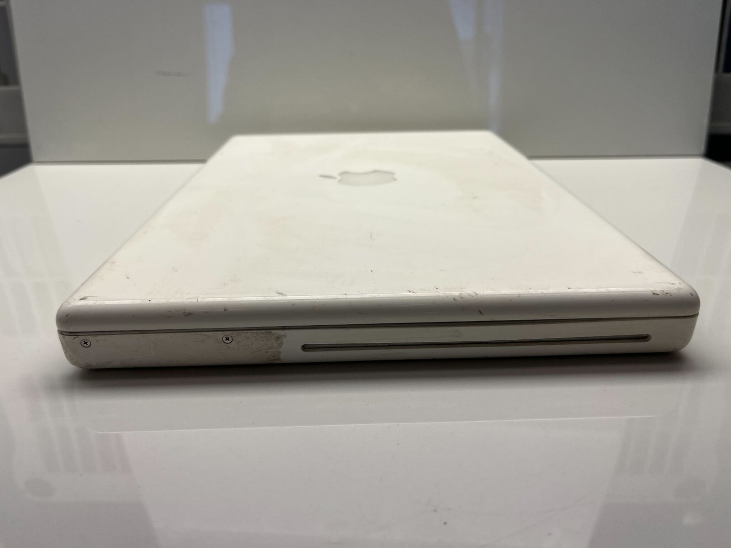 Apple Macbook A1811 White 2006 FOR PARTS