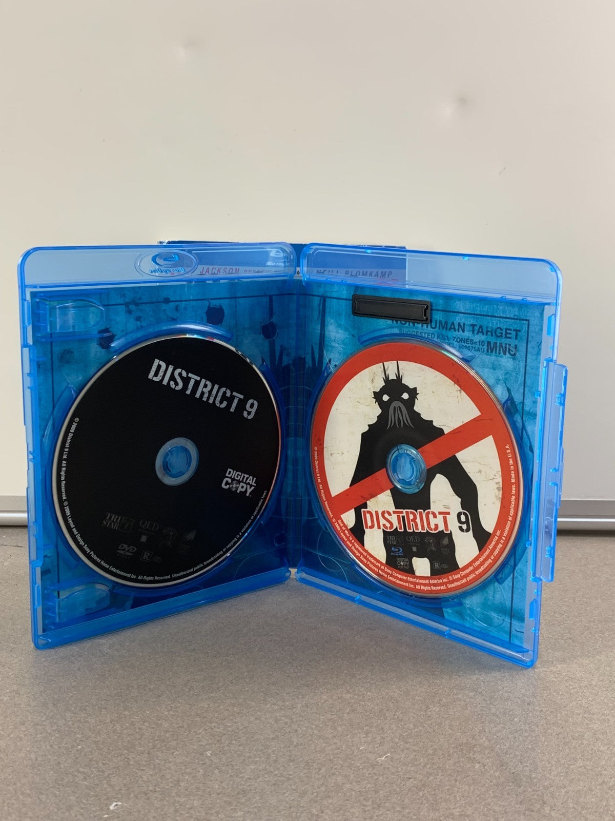 District 9 Blu-ray 2 Disc Sci-Fi with Slipcover Neill Blomkamp Sharlto Copley