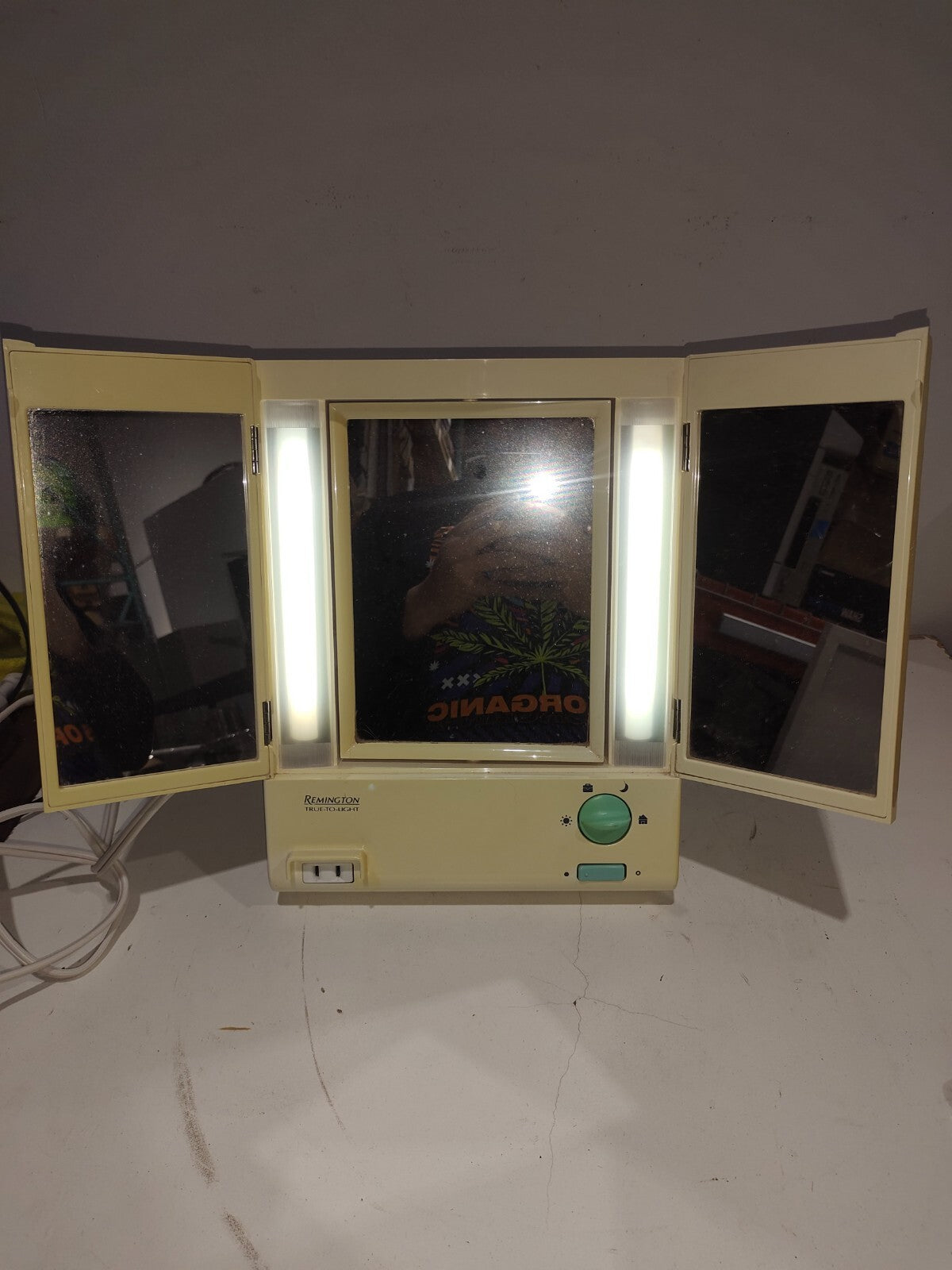 Remington Model LM-8 True To Light 4 Way Lighted Makeup Mirror 2 Sided Magnified