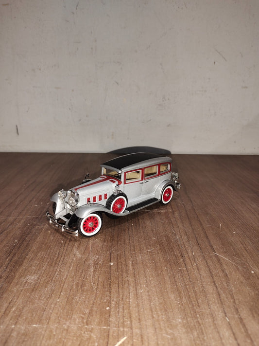 1931 PEERLESS SILVER WITH RED TRIM  1:18 SCALE ANSON OPENING DOORS