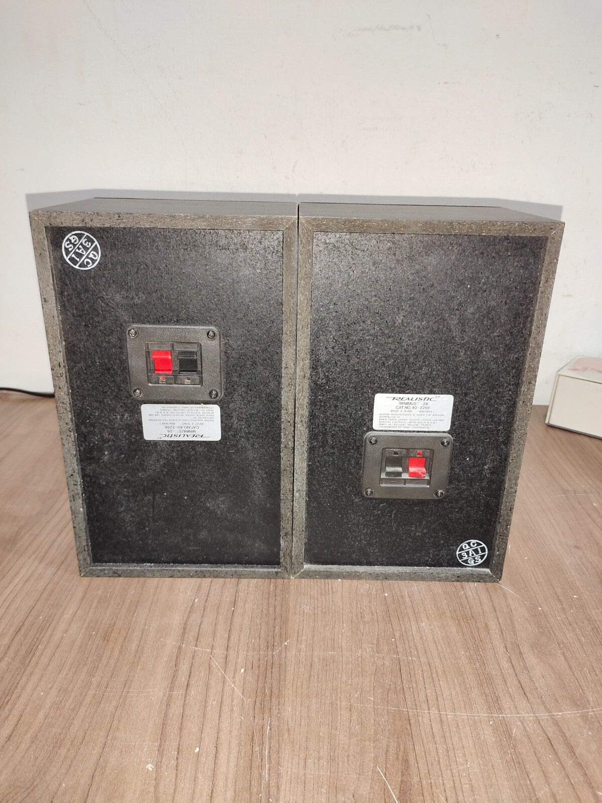 Realistic Minimus 26 40-226A Bookshelf 8 Ohm 40 Watt Stereo Speakers