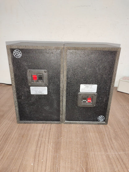 Realistic Minimus 26 40-226A Bookshelf 8 Ohm 40 Watt Stereo Speakers